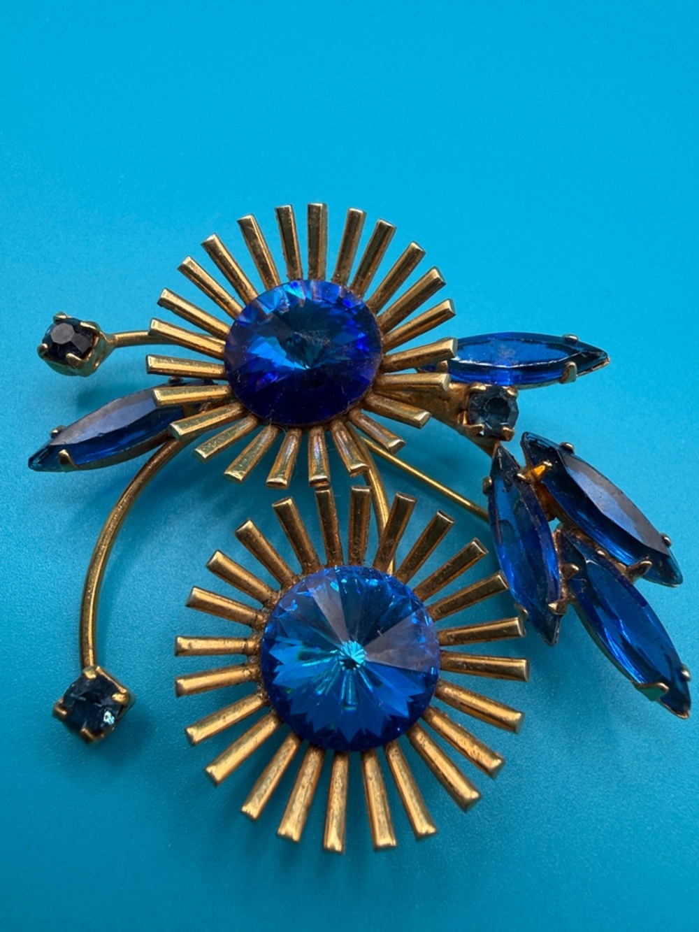 Vintage- Inspired Blue Crystal Sunburst Brooch - Unbranded stunning - Picture 4 of 4